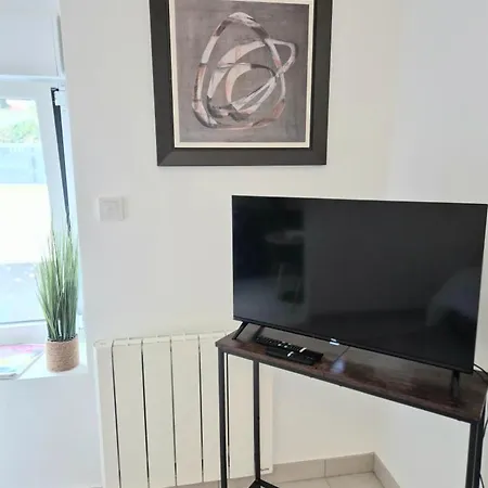 Apartamento La Longère Du Moulin, T2 Indépendant équipé Avec Cuisine, Parking Individuel Avec Portail, Salon De Jardin, Belle Grande